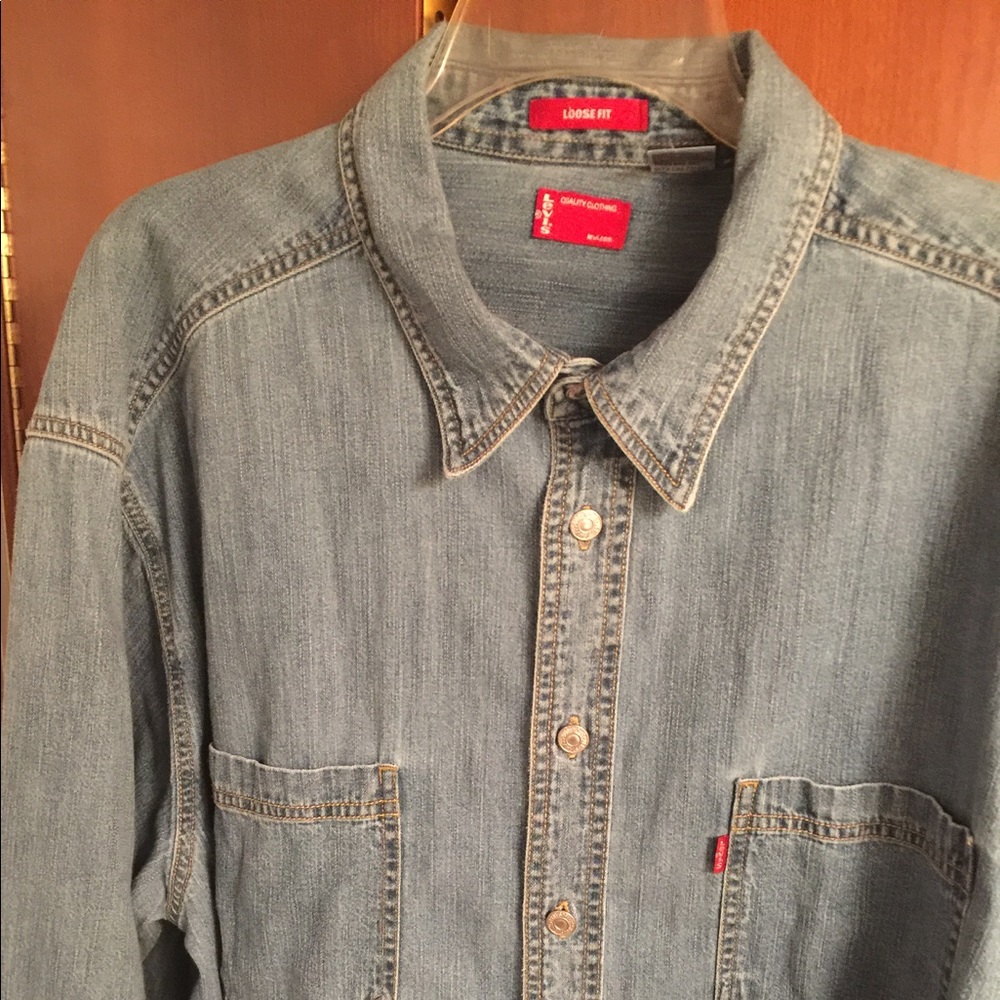 Men's Levi Button Up Shirt XL Loose Fit